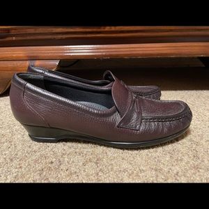 SAS Easier Antique Wine Leather Loafers with Low Heel Size 9M, EUC